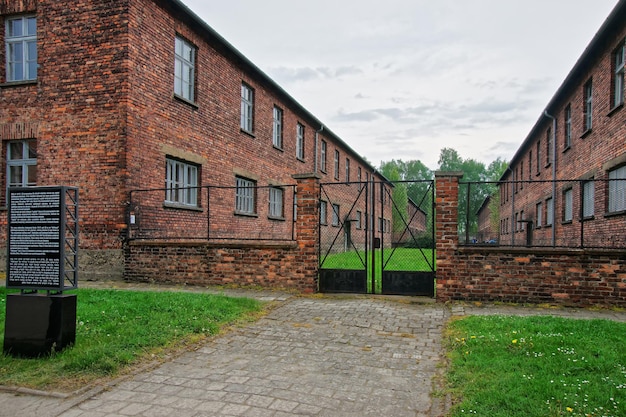 Porte d'entrée dans le camp de concentration d'Auschwitz, Pologne.