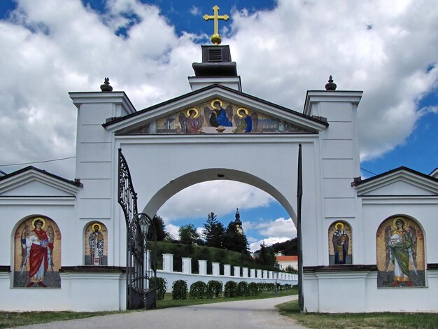 Porte d'entrée du monastère orthodoxe de Grgeteg à partir de 1717 dans la montagne Fruska Gora du nord de la Serbie