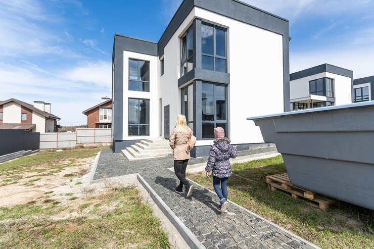 Porte d'entrée de la maison nouvellement construite libre.