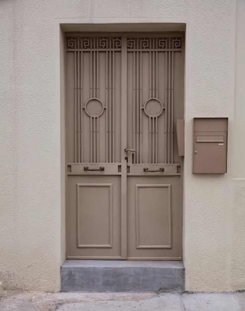 Porte d'entrée en métal marron sur fond de mur de couleur beige vieille ville de Plaka Athènes Grèce