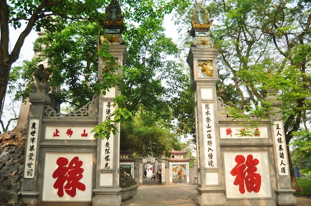 Photo porte d'entrée en pierre du temple du sanctuaire ngoc son dans le parc du jardin du lac hoan kiem pour les vietnamiens et les voyageurs étrangers voyage visite respect prière à hoan kiem le 12 avril 2016 à hanoi vietnam