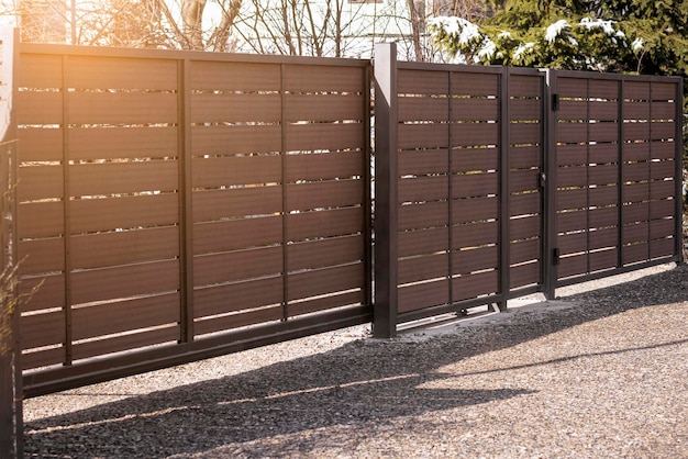 Porte d'entrée Portes coulissantes en métal modernes et guichet vers une maison privée avec lumière solaire