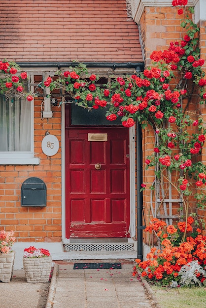 Photo la porte d'entrée rouge d'une maison dans la banlieue de palmers greens dans le quartier d'enfield à londres, au royaume-uni