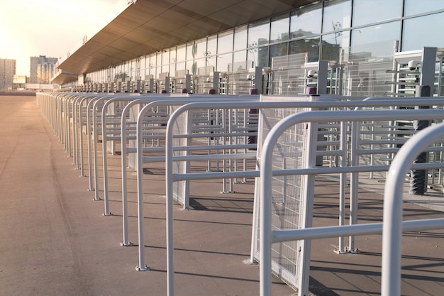 Porte d&#39;entrée de sécurité - tourniquets sécurisés avant l&#39;inspection au stade