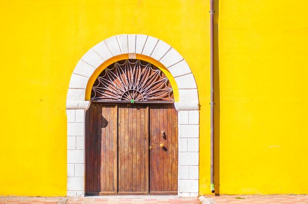 Porte et escaliers sur mur jaune