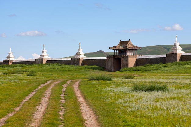 Porte est du monastère d'Erdene Zuu, probablement le plus ancien monastère bouddhiste de Mongolie