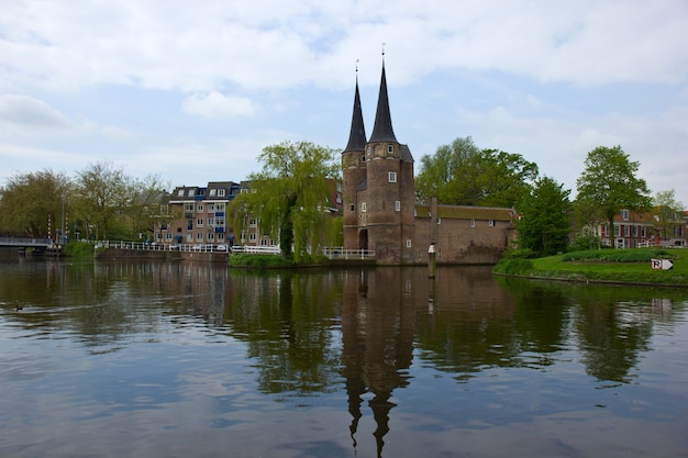 Porte est avec pont typique, Delft, Pays-Bas