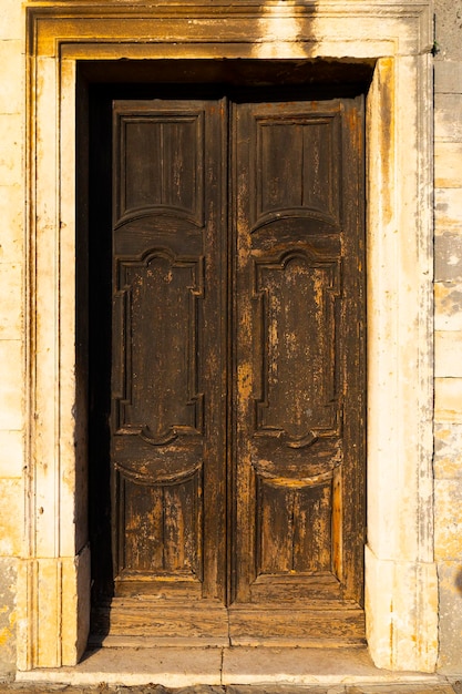 Porte de façade d'une vieille ville méditerranéenne européenne (gros plan)