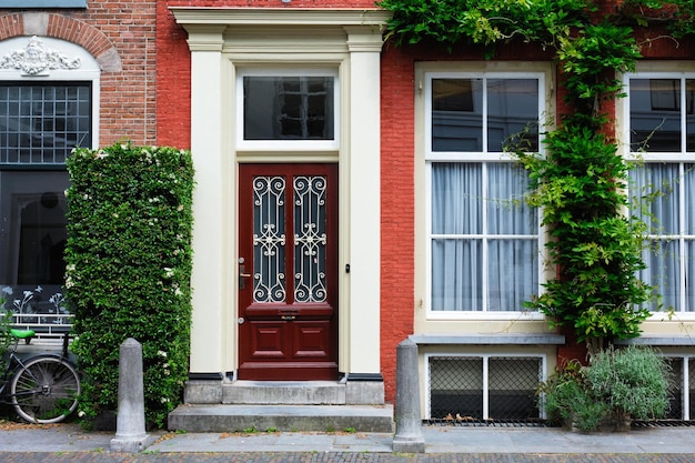 Porte et fenêtre d'une vieille maison aux Pays-Bas