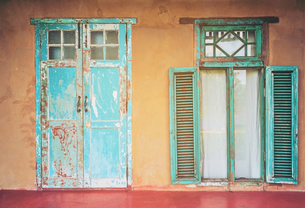 Porte et fenêtre de la vieille maison de style vintage