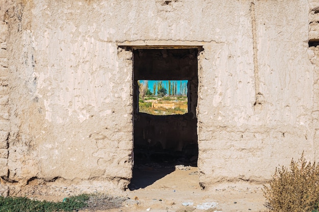 Porte et fenêtres de la vieille maison abandonnée de brique de boue