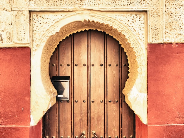 Photo porte fermée d'un bâtiment historique