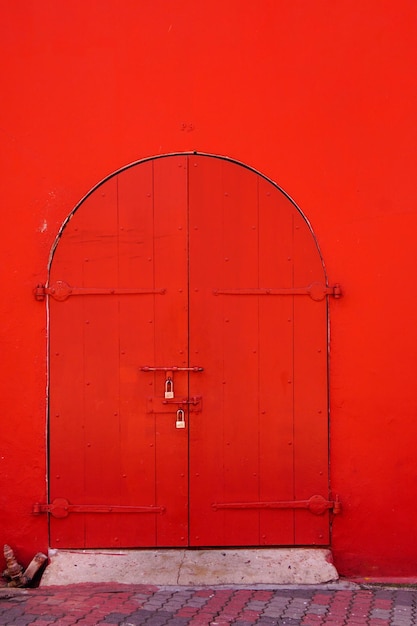 La porte fermée du bâtiment rouge.