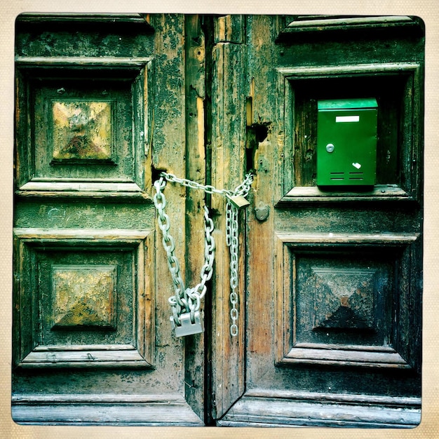 Photo la porte fermée d'une maison abandonnée