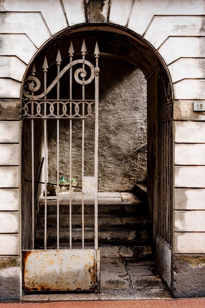 Photo la porte fermée d'une maison abandonnée