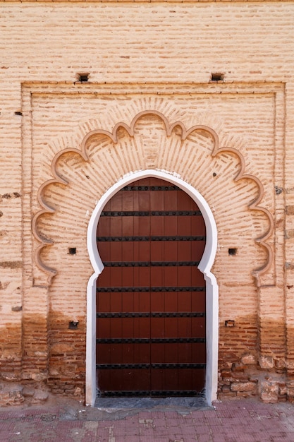 Photo porte fermée de mur de brique