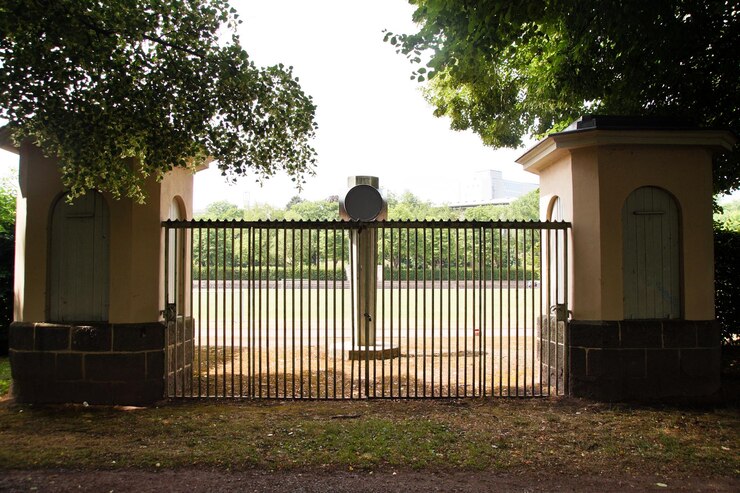 Photo porte fermée par la route