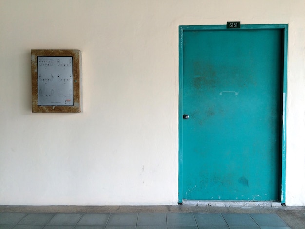 Porte fermée d'une pièce dans le bâtiment