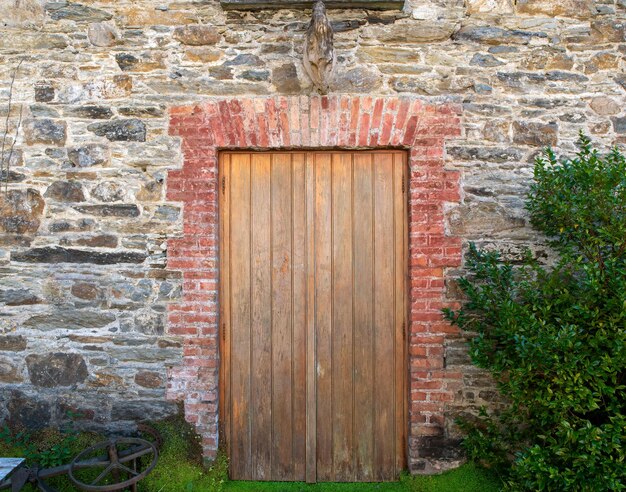 Photo la porte fermée d'un vieux bâtiment.