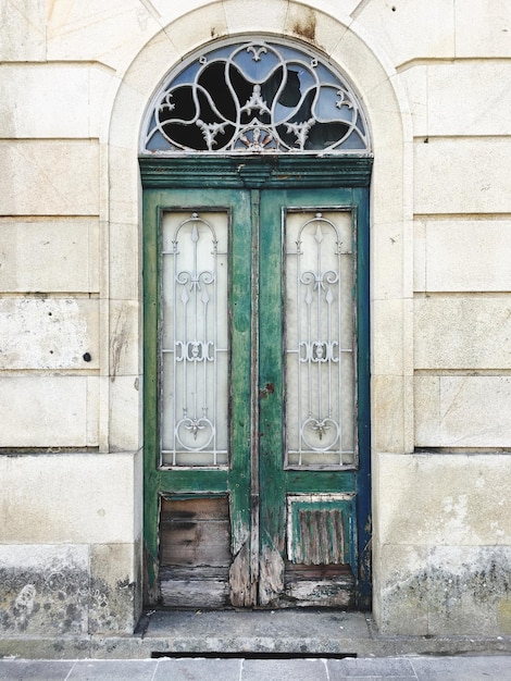 La porte fermée d'un vieux bâtiment.