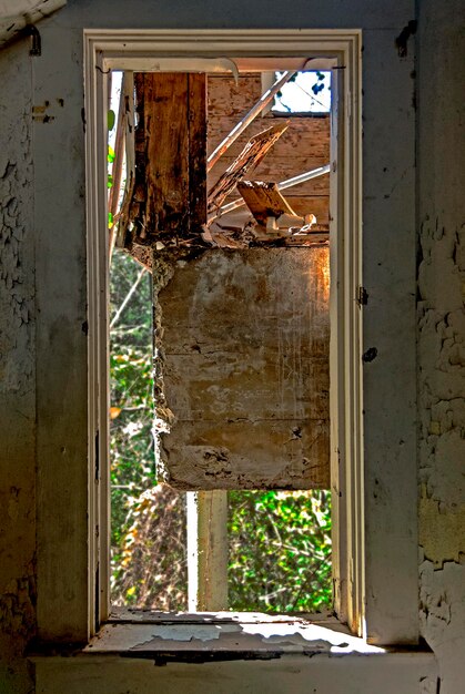 Photo la porte fermée d'un vieux bâtiment.