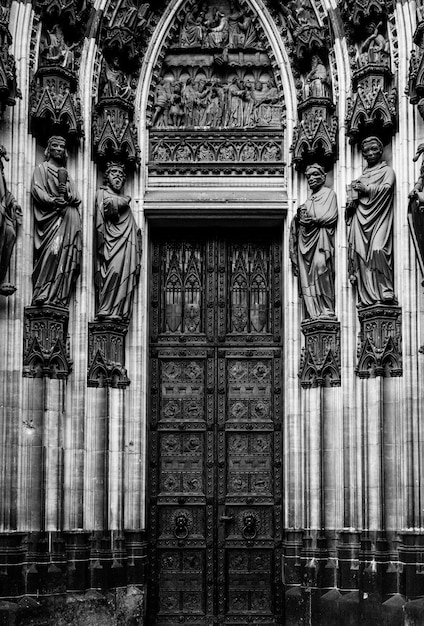 Porte fermée d'un vieux bâtiment