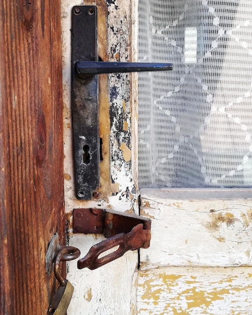 Photo la porte fermée d'un vieux bâtiment.