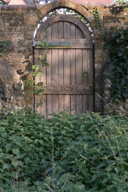 Photo la porte fermée d'un vieux bâtiment.