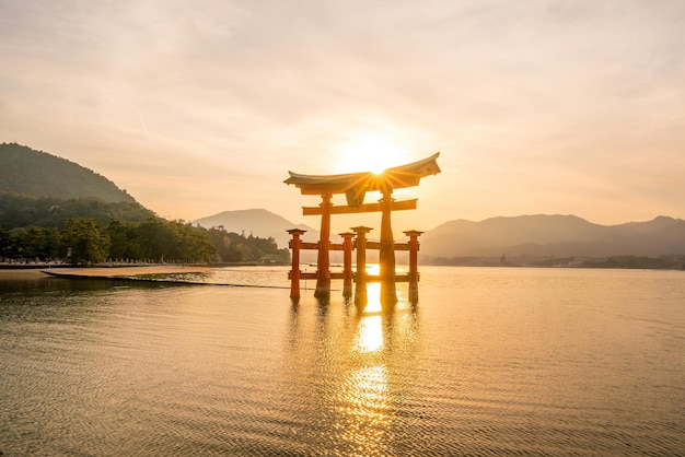 La porte flottante du sanctuaire d'Itsukushima au coucher du soleil à Miyajima Hiroshima Japon
