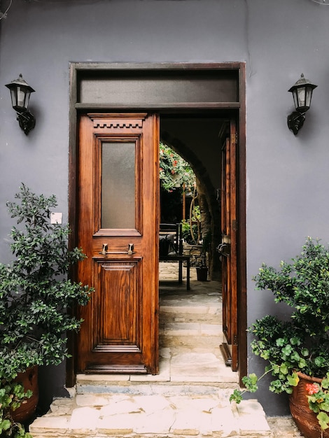 Porte française en bois brun ouverte