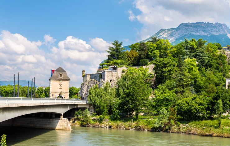 Photo porte de france et jardin des dauphins à grenoble en france