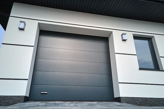 Porte de garage commerciale enroulable électrique automatique ou porte coulissante dans un immeuble privé moderne au rez-de-chaussée