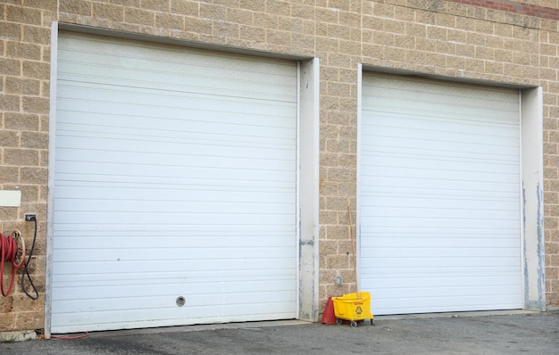 Une porte de garage fermée symbolisant la sécurité de la vie privée et une barrière entre le monde extérieur et par