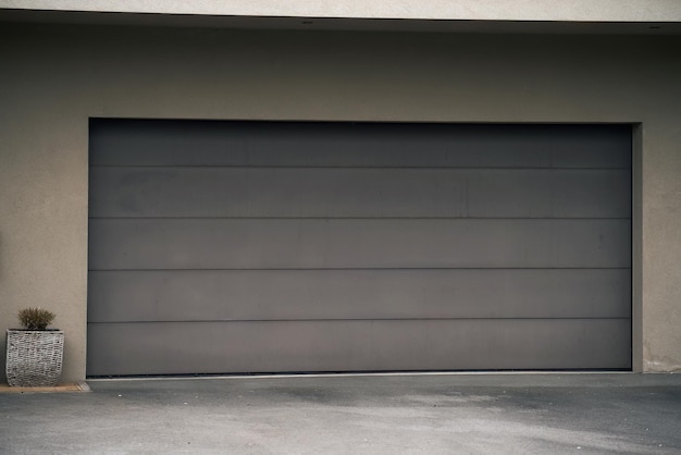 Porte de garage Maison de luxe et moderne avec double porte de garage en Europe