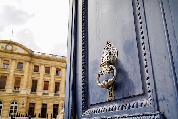 Porte et heurtoir en bois d'entrée de l'hôtel de ville français de Bordeaux en centre-ville