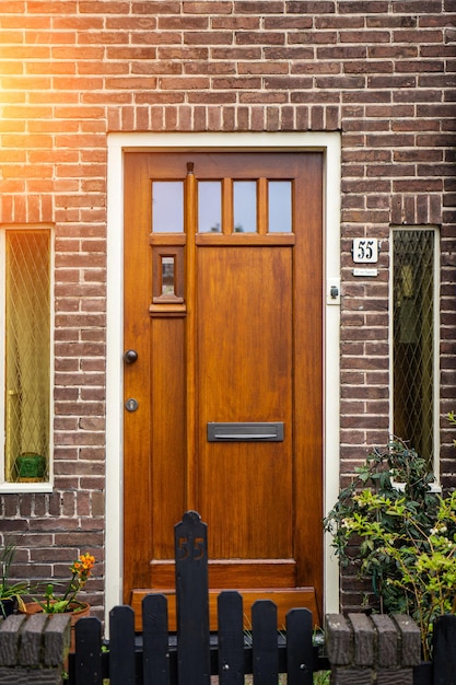Porte hollandaise typique détail architectural hollandais hollandais une porte dans une ville néerlandaise porte hollandaise