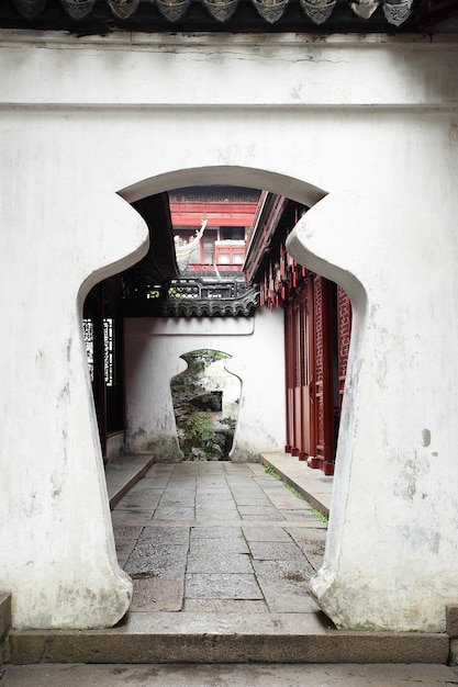 Photo porte inhabituelle dans l'ancien jardin yu yuan à shanghai, chine