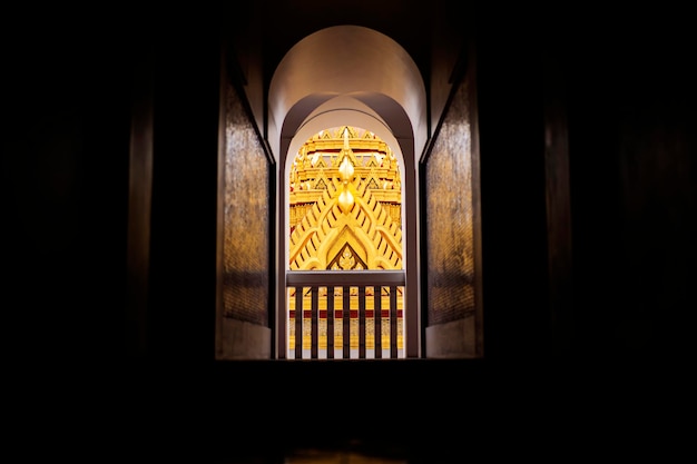 Porte à l'intérieur du château de métal avec des toits en métal dans Wat RatchanatdaTemple à Bangkok en Thaïlande