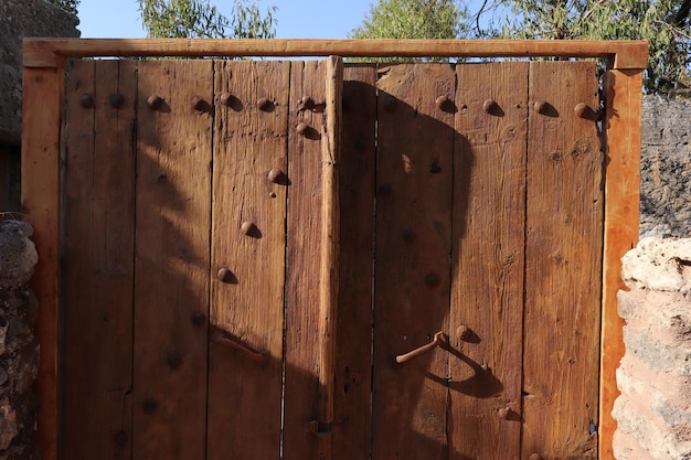 Porte de jardin très ancienne en bois