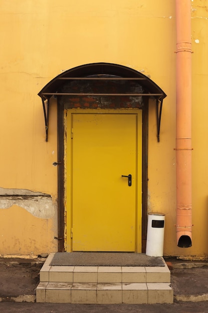 Porte jaune sur fond de mur jaune