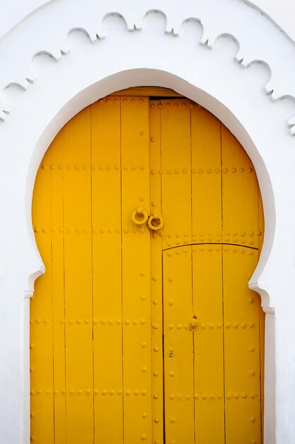 Photo la porte jaune de tanger au maroc