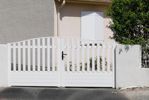 Porte et lattes de maison en aluminium en métal blanc simple