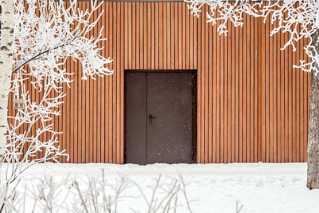La porte d'une maison en bois en hiver