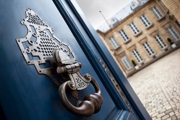 Porte d'un manoir français