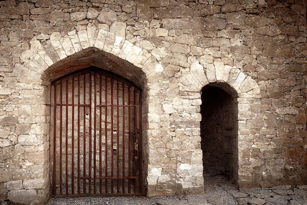 Porte médiévale en bois en maçonnerie et mur