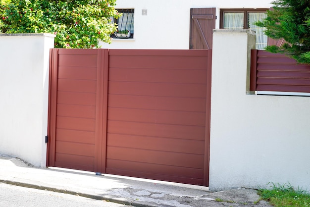 Porte en métal rouge foncé en aluminium de la porte de la maison de banlieue
