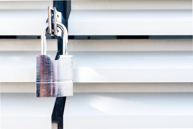 Photo porte métallique d'un bâtiment industriel avec cadenas verrouillé pendant la quarantaine espace solarcopy