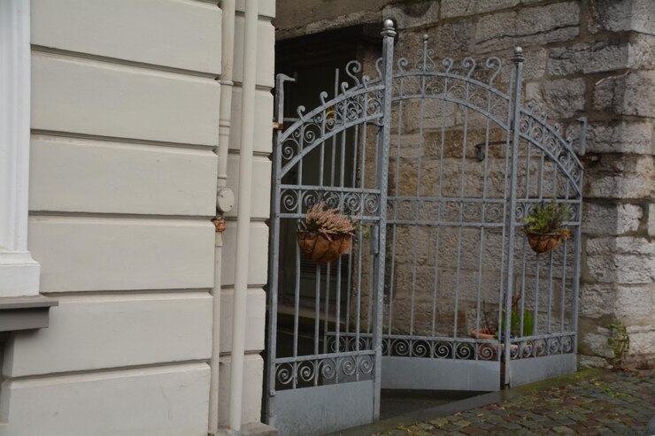 Photo porte métallique du bâtiment