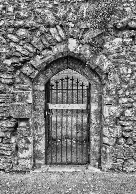 Photo porte métallique fermée sur un vieux mur de pierre