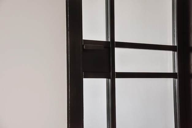 Porte moderne avec cadre noir et verre dépoli